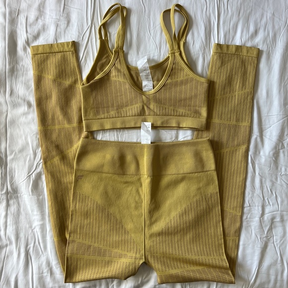 Fabletics Seamless Set - Picture 6 of 8